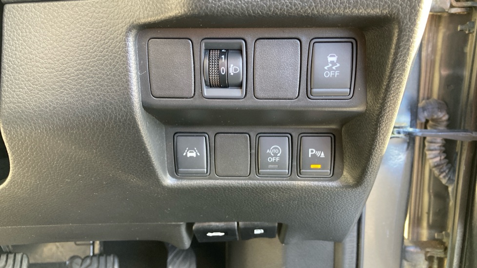 Nissan Qashqai 1.5 dCi N-Tec+ 5dr Diesel Hatchback - Image 59