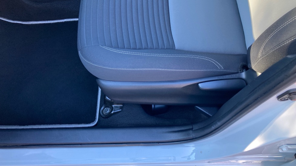 Toyota Yaris 1.5 VVT-i Icon Tech 5dr Petrol Hatchback - Image 21
