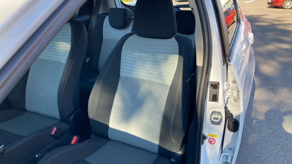 Toyota Yaris 1.5 VVT-i Icon Tech 5dr Petrol Hatchback - Image 22