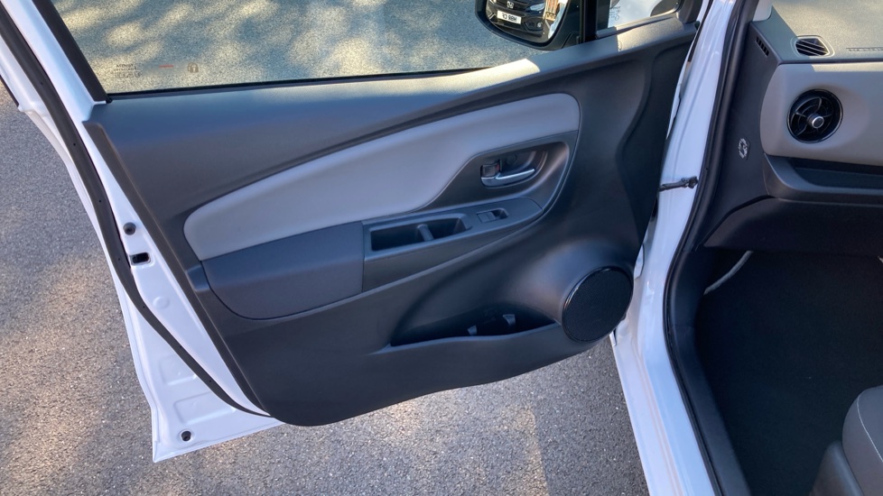 Toyota Yaris 1.5 VVT-i Icon Tech 5dr Petrol Hatchback - Image 24