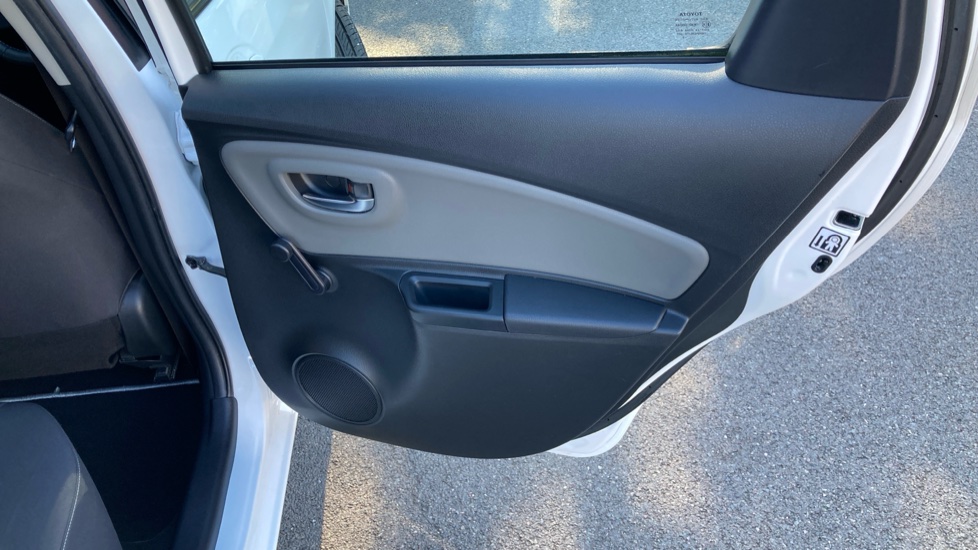 Toyota Yaris 1.5 VVT-i Icon Tech 5dr Petrol Hatchback - Image 31