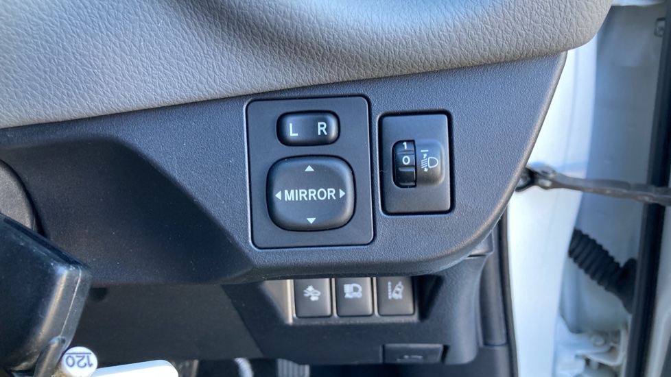 Toyota Yaris 1.5 VVT-i Icon Tech 5dr Petrol Hatchback - Image 56