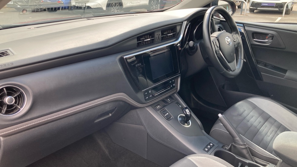 Toyota Auris 1.8 Hybrid Icon Tech TSS 5dr CVT Hybrid Hatchback - Image 9