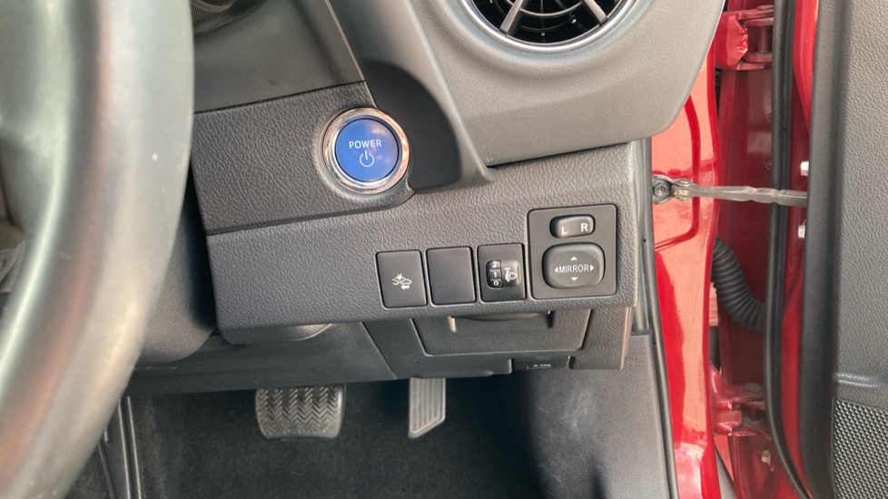 Toyota Auris 1.8 Hybrid Icon Tech TSS 5dr CVT Hybrid Hatchback - Image 32