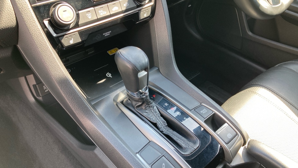 Honda Civic 1.5 VTEC Turbo Prestige 5dr CVT Petrol Hatchback - Image 13