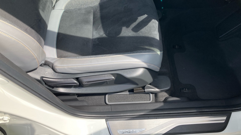 Honda Jazz 1.5 i-MMD Hybrid Advance Sport 5dr eCVT Hybrid Hatchback - Image 32