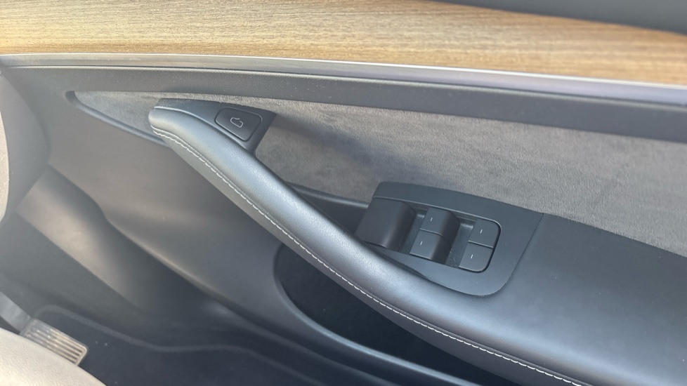 Tesla Model Y Long Range AWD 5dr Auto Electric Hatchback - Image 27