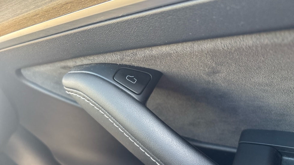 Tesla Model Y Long Range AWD 5dr Auto Electric Hatchback - Image 28