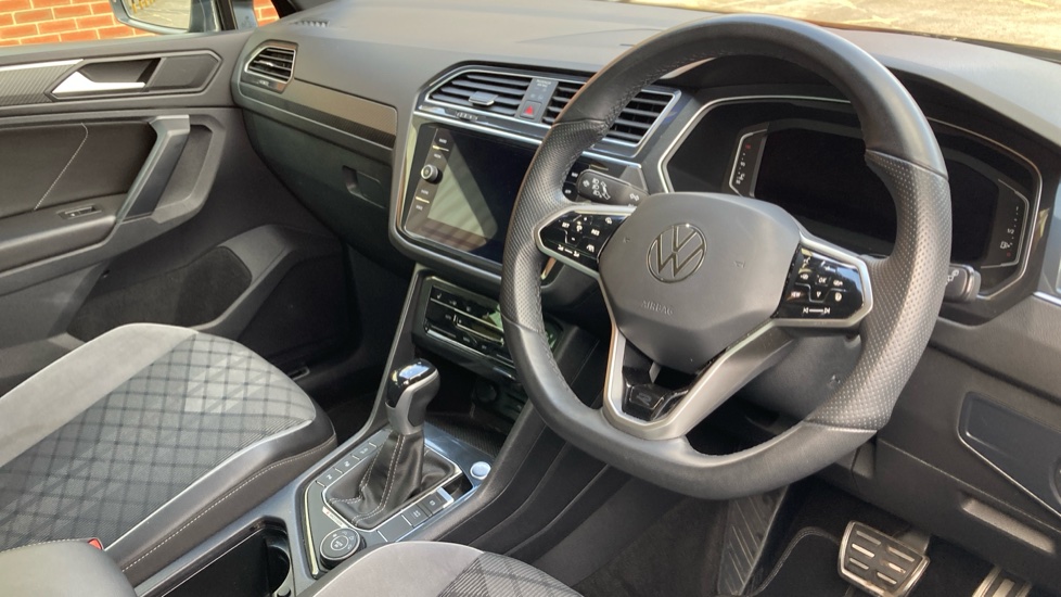 Volkswagen Tiguan 2.0 TDI 4Motion R-Line 5dr DSG Diesel Estate - Image 11