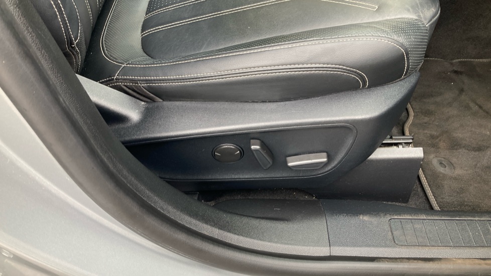 Ford Kuga 2.5 FHEV Vignale 5dr CVT Hybrid Estate - Image 23