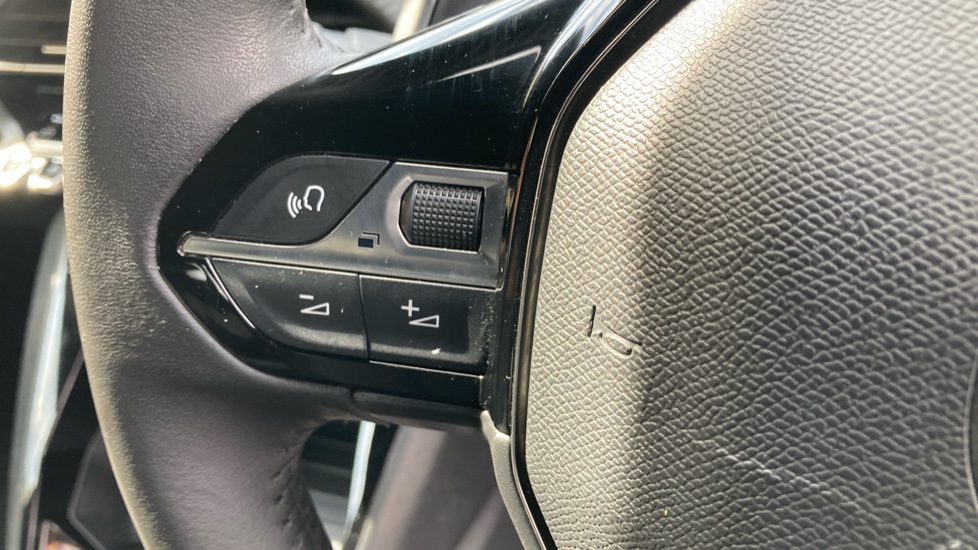 Peugeot 2008 1.2 PureTech 130 Allure 5dr EAT8 Petrol Estate - Image 30