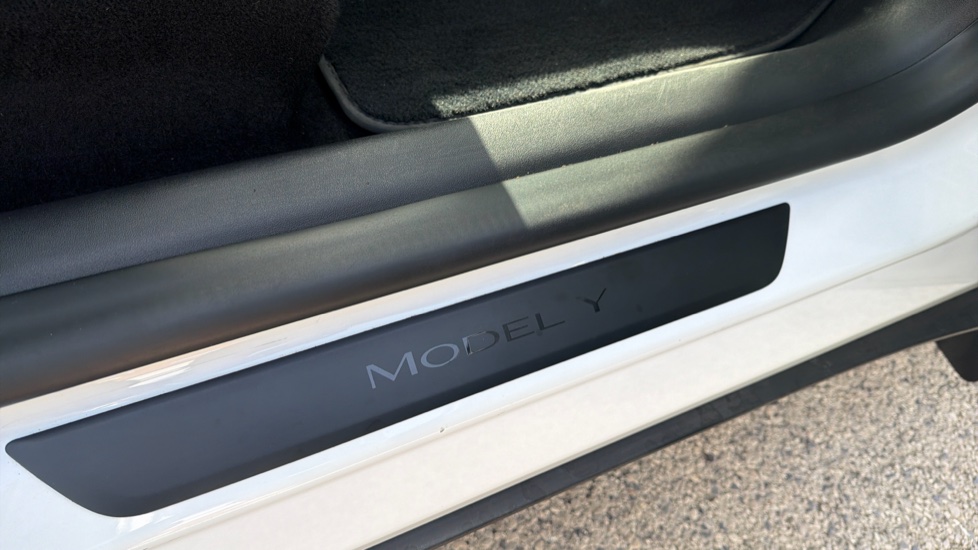 Tesla Model Y RWD 5dr Auto Electric Hatchback - Image 40