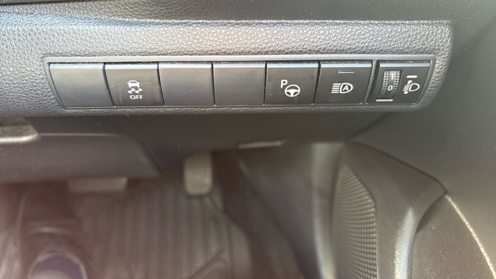 Toyota Corolla 1.8 VVT-i Hybrid Icon Tech 5dr CVT Hybrid Estate - Image 32