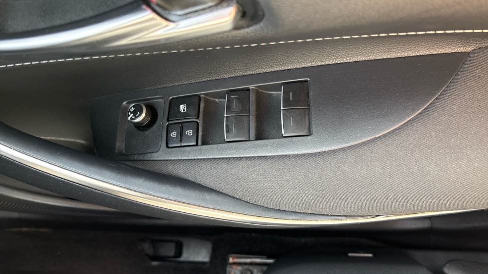 Toyota Corolla 1.8 VVT-i Hybrid Icon Tech 5dr CVT Hybrid Estate - Image 33