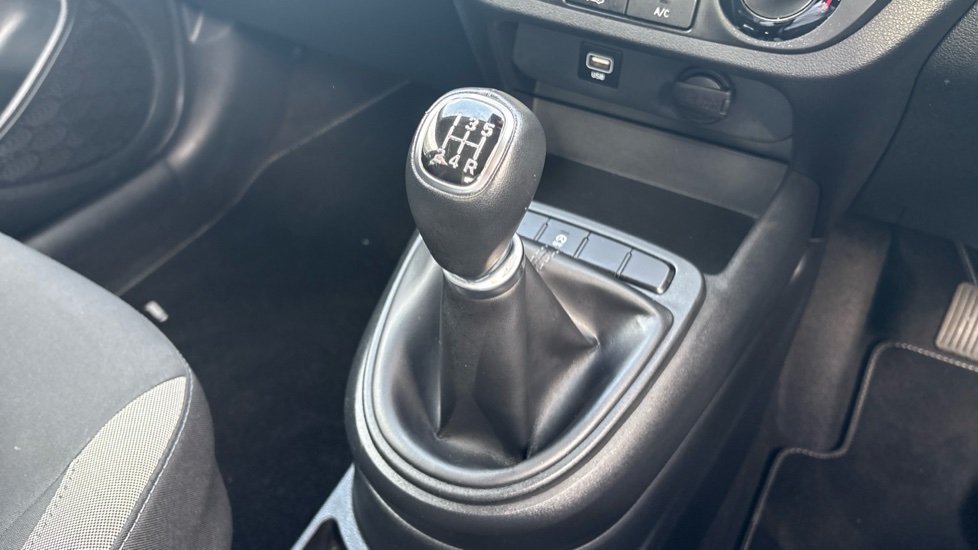 Hyundai i10 1.0 MPi SE Connect 5dr Petrol Hatchback - Image 13