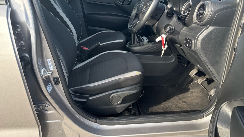Hyundai i10 1.0 MPi SE Connect 5dr Petrol Hatchback - Image 33