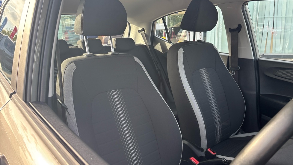 Hyundai i10 1.0 MPi SE Connect 5dr Petrol Hatchback - Image 34