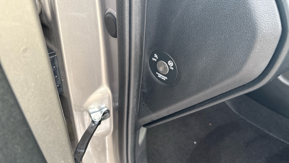 Hyundai i10 1.0 MPi SE Connect 5dr Petrol Hatchback - Image 38