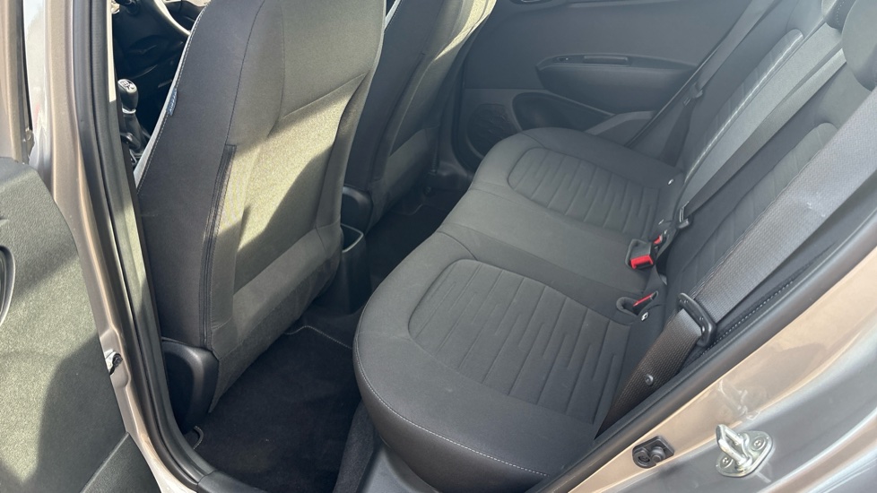 Hyundai i10 1.0 MPi SE Connect 5dr Petrol Hatchback - Image 39