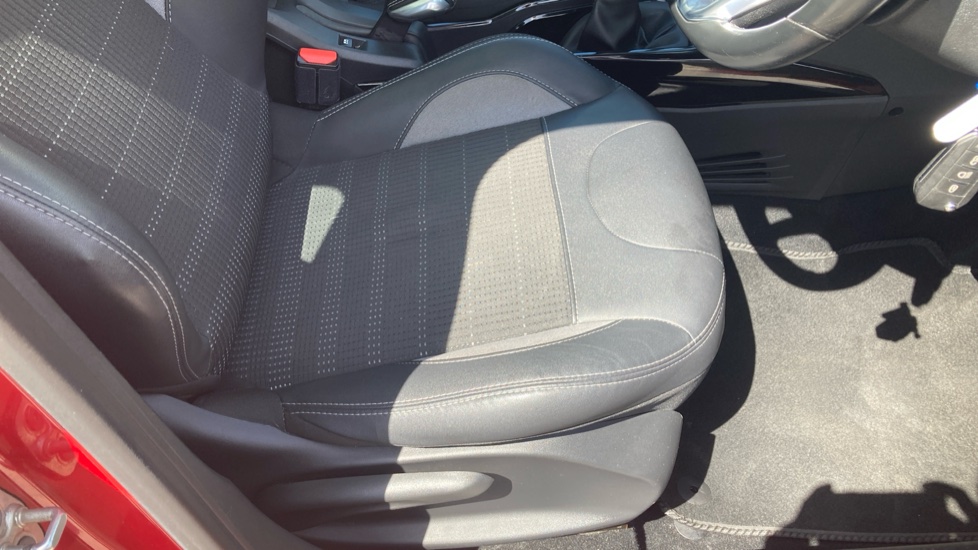 Peugeot 2008 1.5 BlueHDi 100 Allure Premium 5dr [5 Speed] Diesel Estate - Image 31