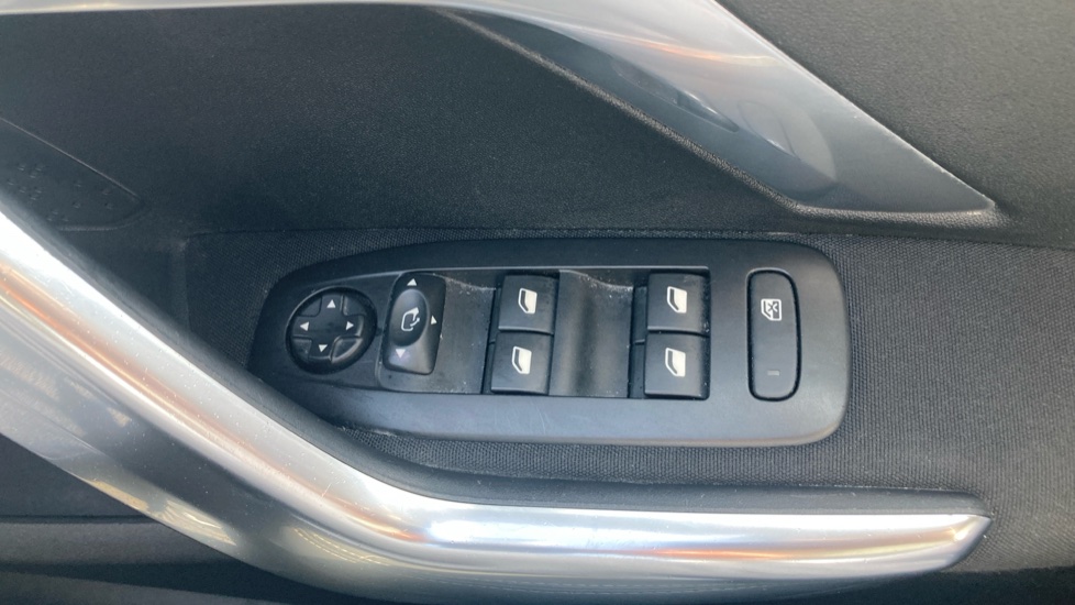Peugeot 2008 1.5 BlueHDi 100 Allure Premium 5dr [5 Speed] Diesel Estate - Image 33