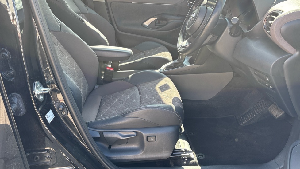 Toyota Yaris Cross 1.5 Hybrid Excel 5dr CVT Hybrid Estate - Image 31