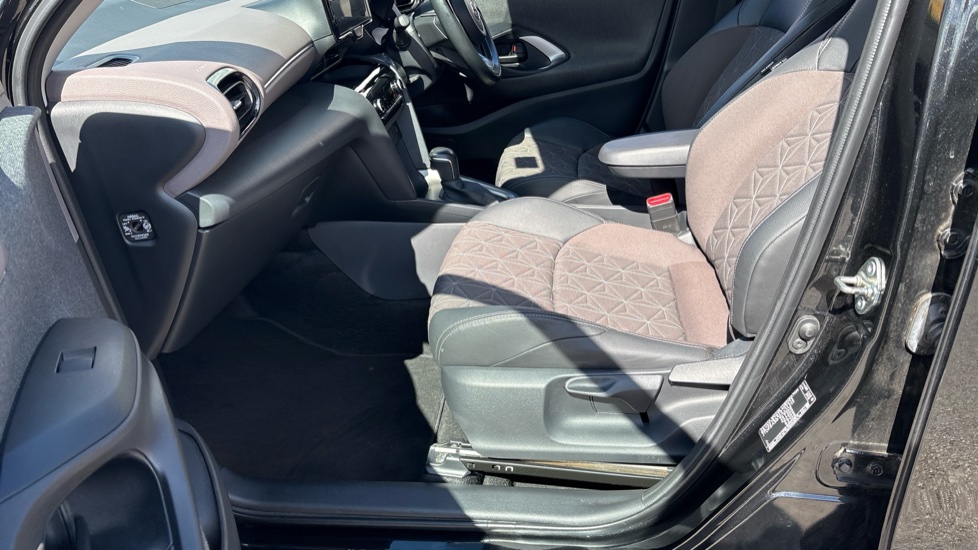 Toyota Yaris Cross 1.5 Hybrid Excel 5dr CVT Hybrid Estate - Image 37