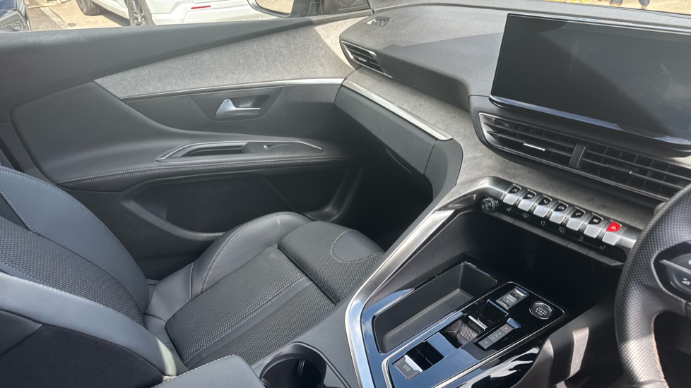 Peugeot 5008 1.2 Hybrid 136 GT 5dr e-DSC6 Petrol Estate - Image 14