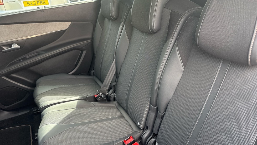 Peugeot 5008 1.2 Hybrid 136 GT 5dr e-DSC6 Petrol Estate - Image 16