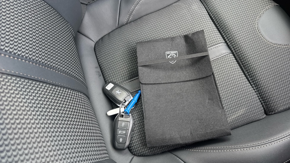 Peugeot 5008 1.2 Hybrid 136 GT 5dr e-DSC6 Petrol Estate - Image 19