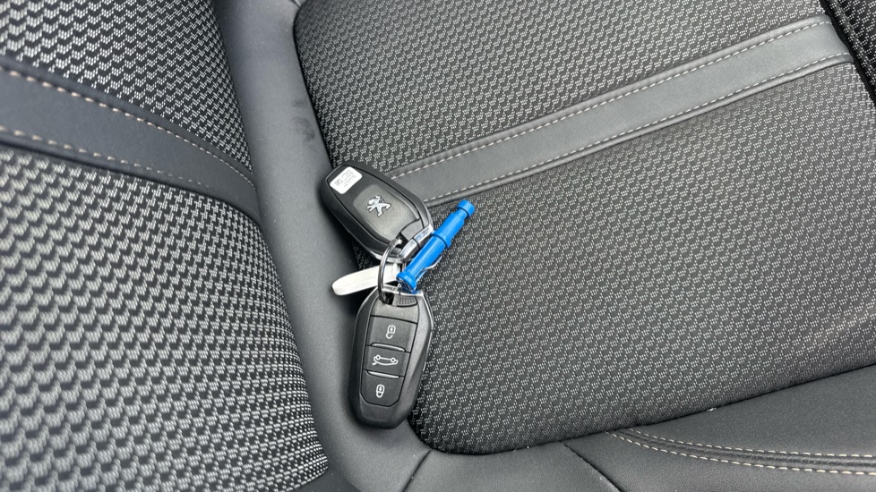 Peugeot 5008 1.2 Hybrid 136 GT 5dr e-DSC6 Petrol Estate - Image 20