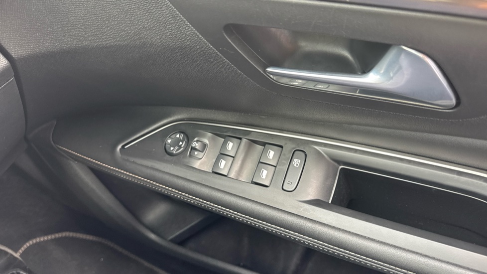 Peugeot 5008 1.2 Hybrid 136 GT 5dr e-DSC6 Petrol Estate - Image 26