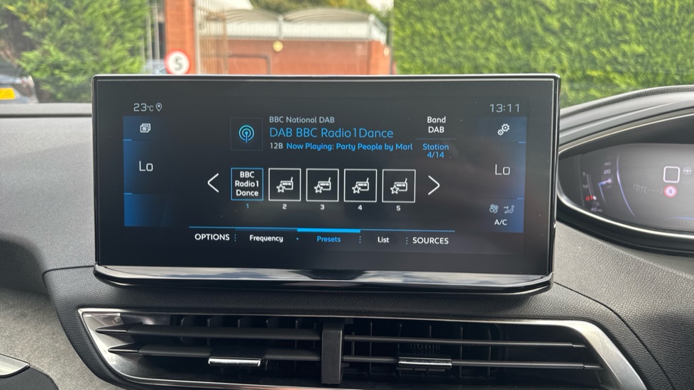 Peugeot 5008 1.2 Hybrid 136 GT 5dr e-DSC6 Petrol Estate - Image 30