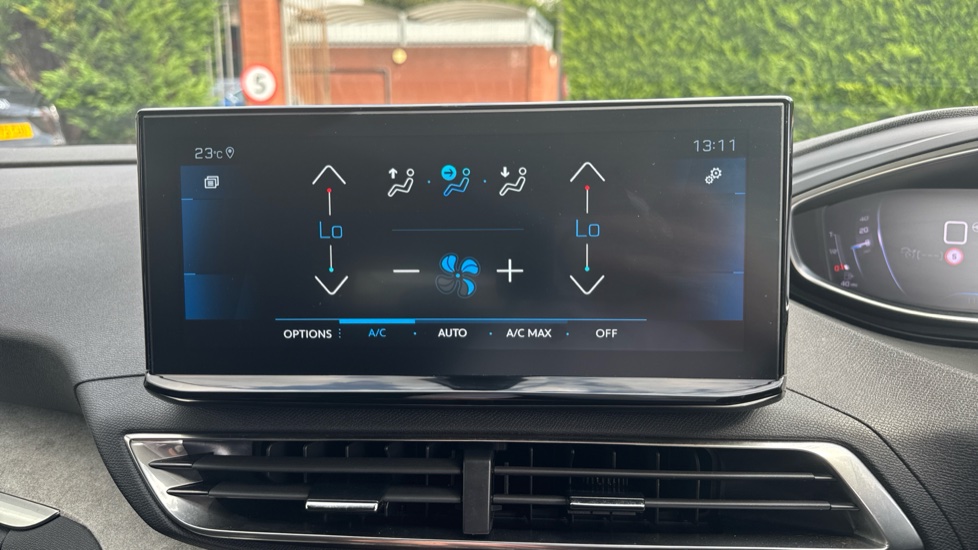 Peugeot 5008 1.2 Hybrid 136 GT 5dr e-DSC6 Petrol Estate - Image 31