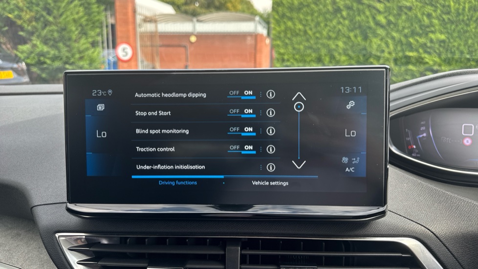 Peugeot 5008 1.2 Hybrid 136 GT 5dr e-DSC6 Petrol Estate - Image 32
