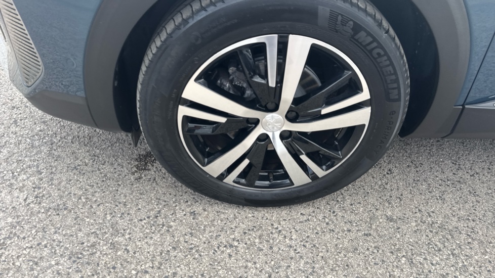 Peugeot 5008 1.2 Hybrid 136 GT 5dr e-DSC6 Petrol Estate - Image 47