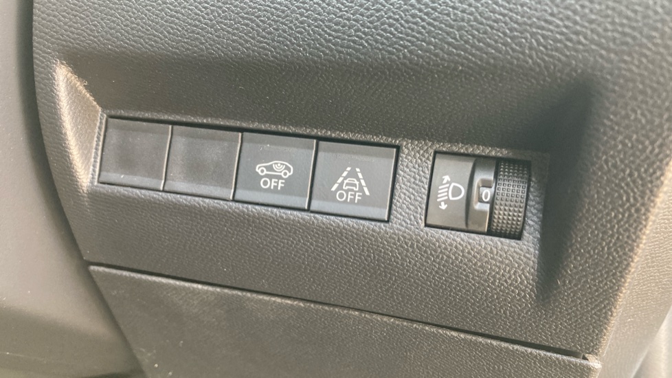 Peugeot 2008 100kW Active Premium+ 50kWh 5dr Auto Electric Estate - Image 28