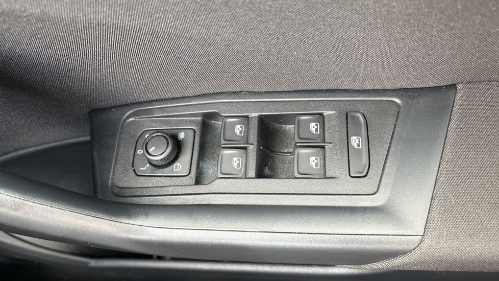 Volkswagen T-Roc 1.5 TSI Match 5dr DSG Petrol Hatchback - Image 30
