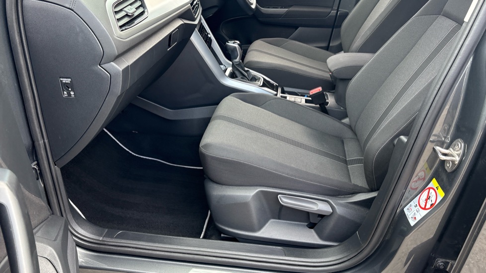 Volkswagen T-Roc 1.5 TSI Match 5dr DSG Petrol Hatchback - Image 34