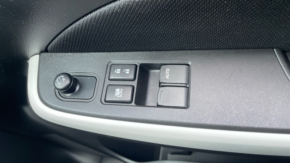 Suzuki Swift 1.2 Dualjet 83 12V Hybrid SZ-L 5dr Petrol Hatchback - Image 27