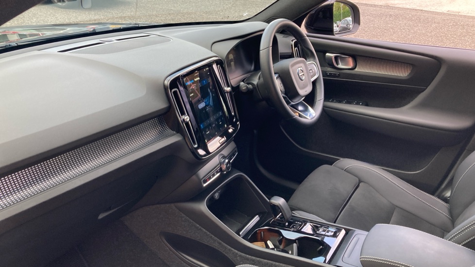 Volvo XC40 2.0 B3P Plus Dark 5dr Auto Petrol Estate - Image 9