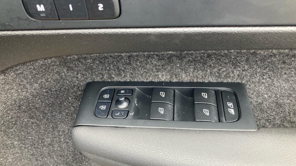 Volvo XC40 2.0 B3P Plus Dark 5dr Auto Petrol Estate - Image 30