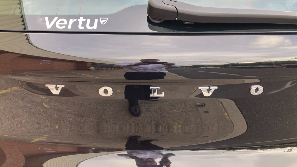 Volvo XC40 2.0 B3P Plus Dark 5dr Auto Petrol Estate - Image 33