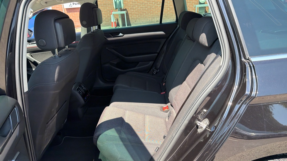 Volkswagen Passat 2.0 TDI SE Business 5dr DSG [7 Speed] Diesel Estate - Image 16
