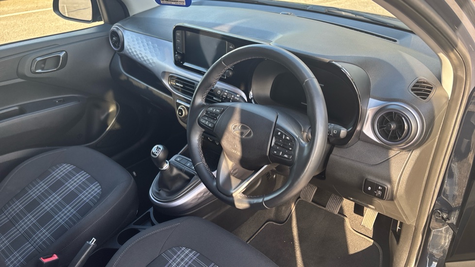 Hyundai i10 1.0 MPi Premium 5dr Petrol Hatchback - Image 11
