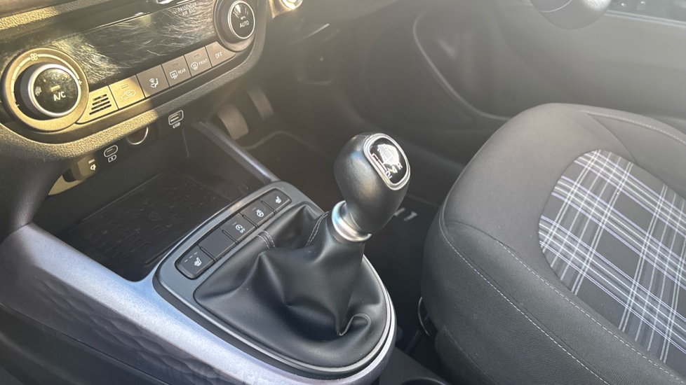 Hyundai i10 1.0 MPi Premium 5dr Petrol Hatchback - Image 13