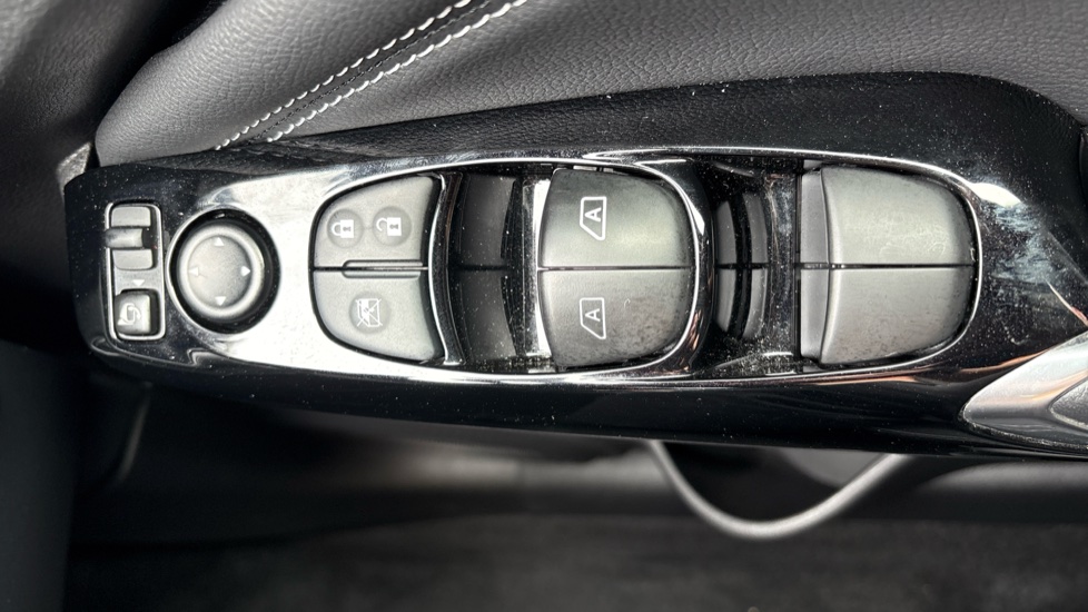 Nissan Juke 1.0 DiG-T Tekna 5dr Petrol Hatchback - Image 31