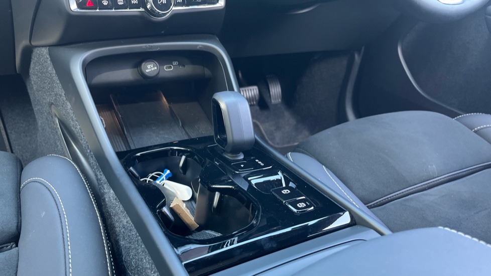 Volvo XC40 2.0 B4P Ultra Black Edition 5dr Auto Petrol Estate - Image 13