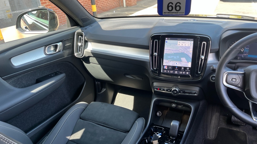 Volvo XC40 2.0 B4P Ultra Black Edition 5dr Auto Petrol Estate - Image 14