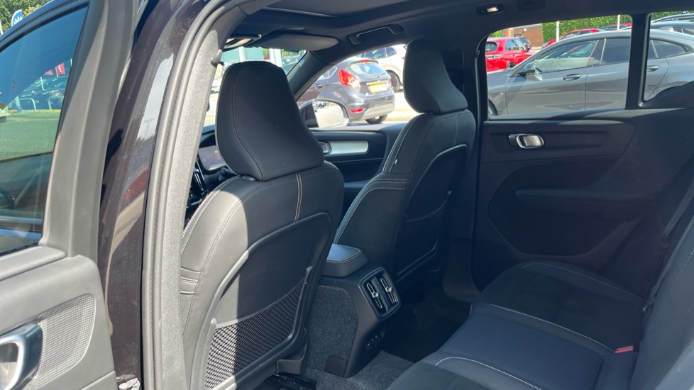 Volvo XC40 2.0 B4P Ultra Black Edition 5dr Auto Petrol Estate - Image 15